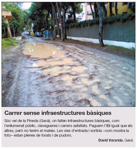Foto-denncia publicada al diari EL PERIDICO sobre la falta d'asfalt en alguns carrers de la part muntanya de Gav Mar (4 d'Abril de 2009)